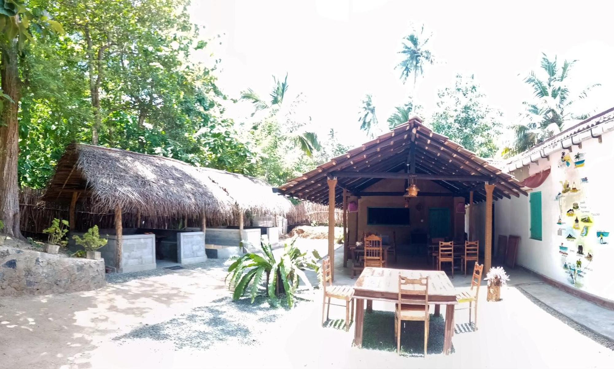 Lazy Monkey Surfhostel - Sri Lanka Dikwella Esterno foto